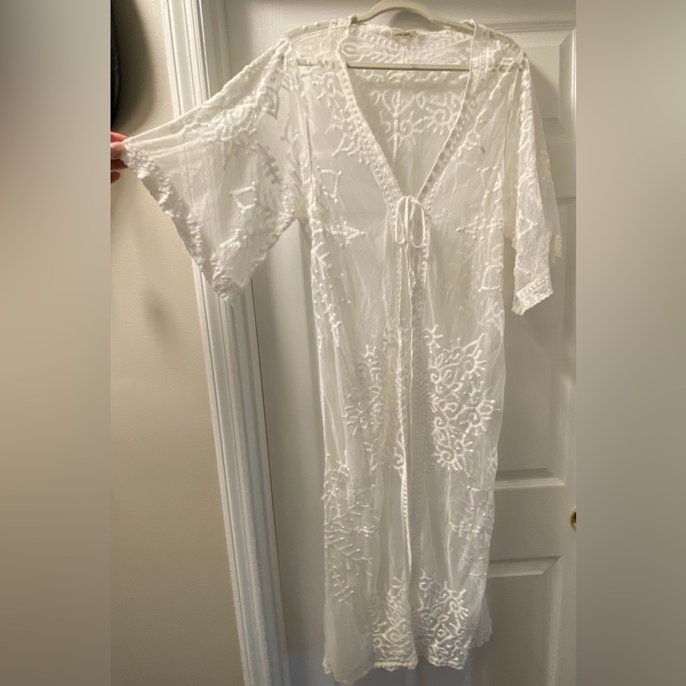 NWOT✨Women’s White Embroidery Lace Kimono